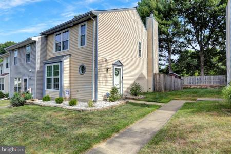 1334 STOCKETT SQUARE