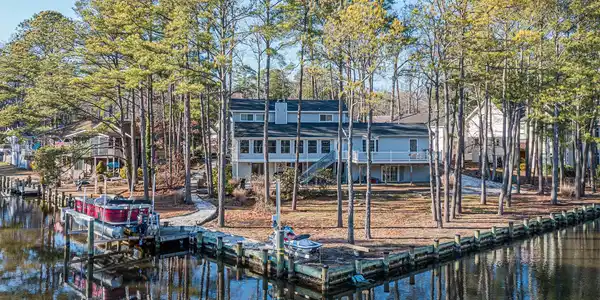 8 PORTAGE COURT