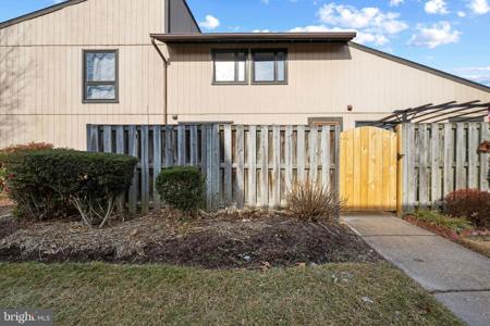 558 GLEN COURT