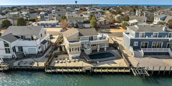 9 BUCKINGHAM AVENUE