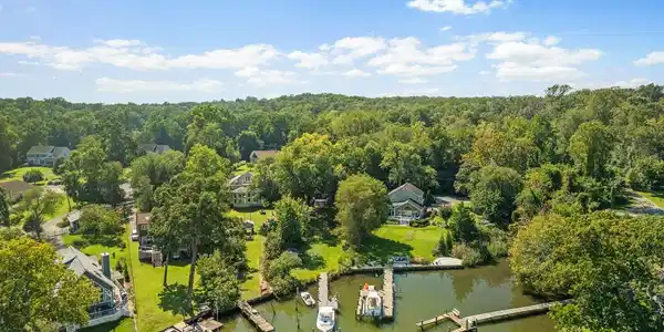 921 LAKE DRIVE