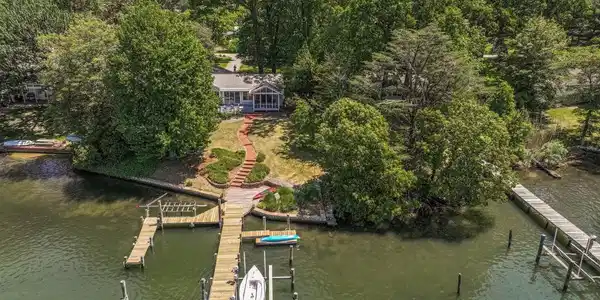 528 GRAYS CREEK ROAD