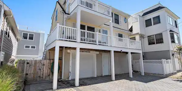 9 W JACQUELINE AVENUE