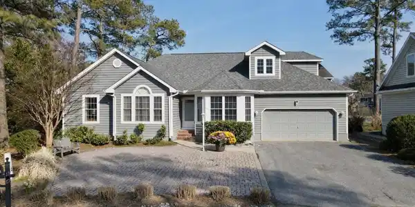 844 GLEN DRIVE