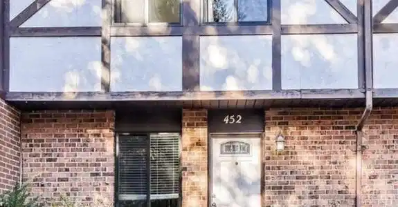 452 KNOTTWOOD COURT