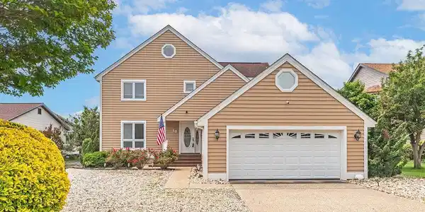 18 EBB TIDE COURT