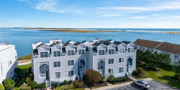 400 MARINA COURT