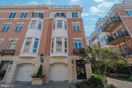 915 VALENCIA COURT