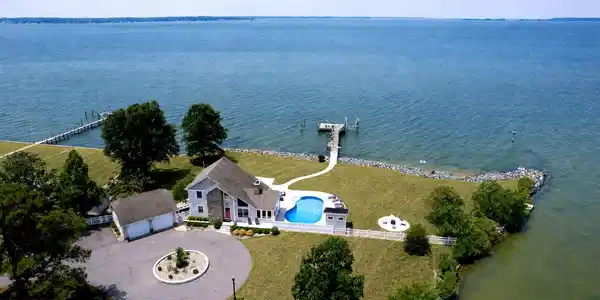 1724 FERRY POINT COURT