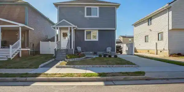 604-B VICTORIA AVENUE