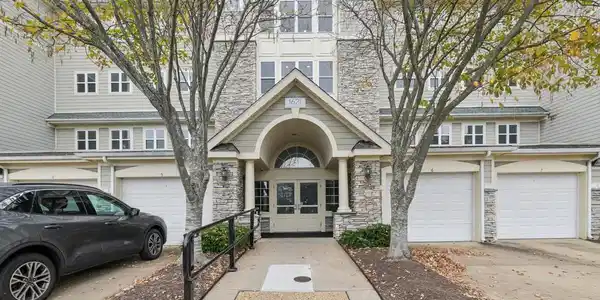 1621 LADUE COURT