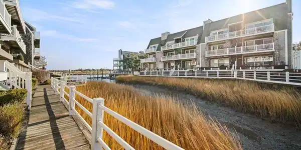 906 HARBOUR COVE