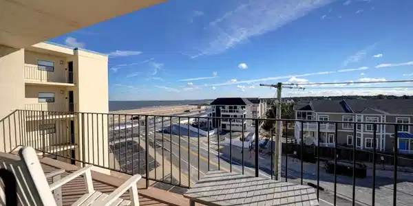 100 E SAVANNAH RD