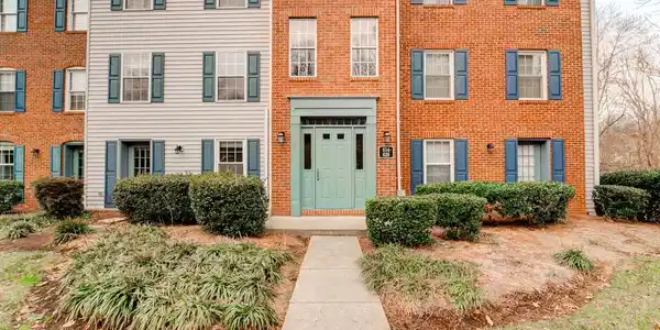 618 NEWBRIDGE COURT