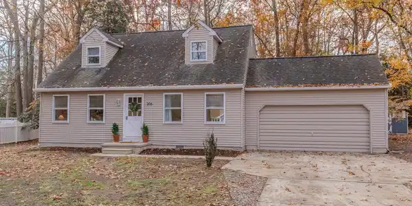 206 HOLLY DRIVE