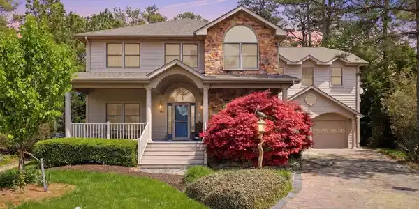 846 GLEN DRIVE