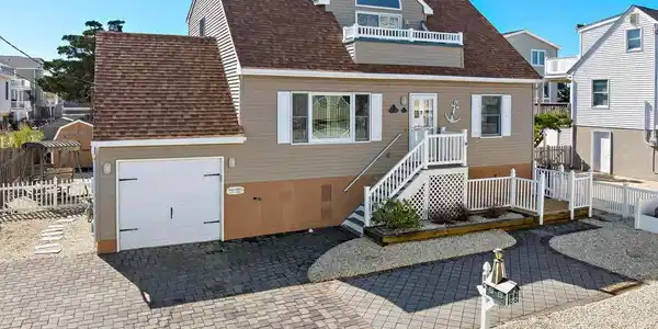10 MERMAID LANE