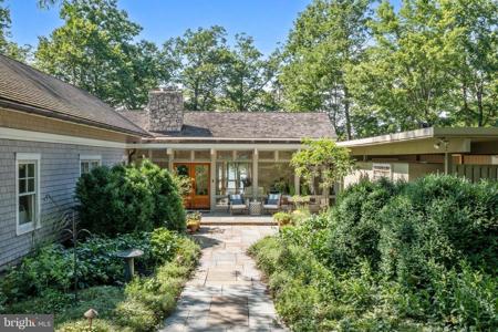 917 ARBUTUS ROAD