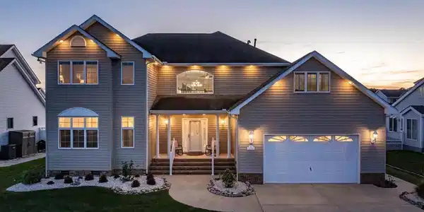 8 LESLIE MEWS