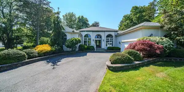 11 HOLLY KNOLL DRIVE