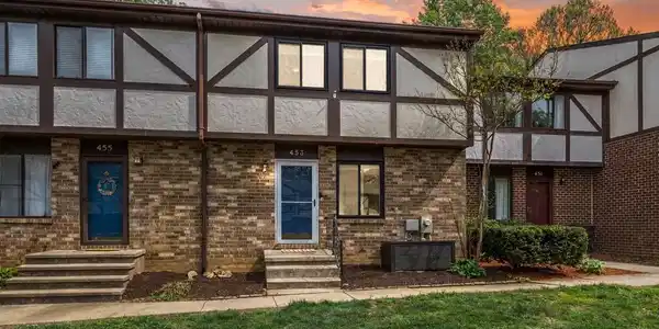 453 KNOTTWOOD COURT