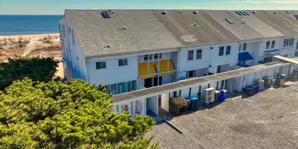 4 SEASTRAND COURT
