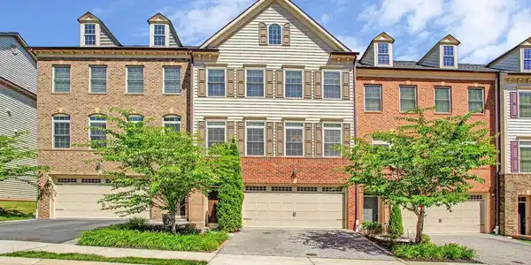 214 TREYBURN WAY