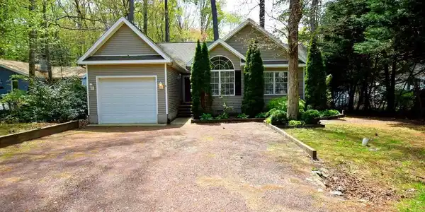 6 HICKORY WAY