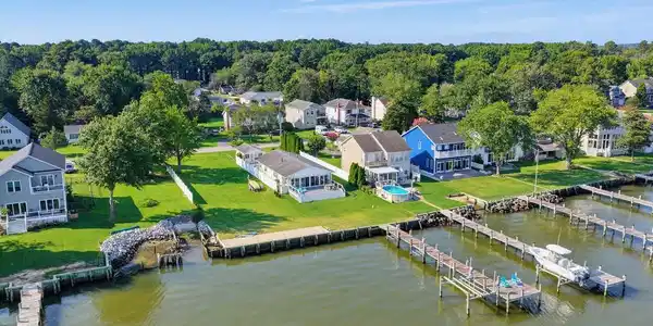 942 CHESTER RIVER DRIVE