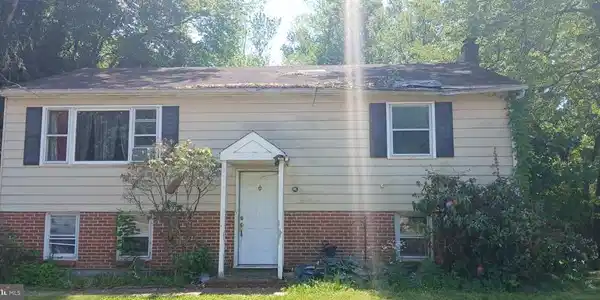 8 BARKSDALE COURT