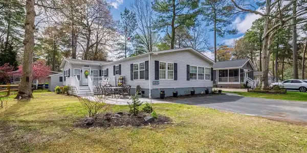 33606 LAKESHORE CIRCLE