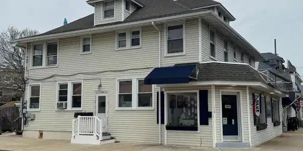 118 BAY AVE