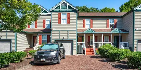 323 YACHT CLUB DRIVE