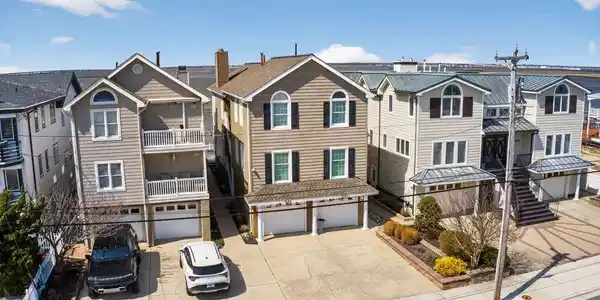 1544 PLEASURE AVE.