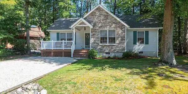 4 AMBLESIDE COURT