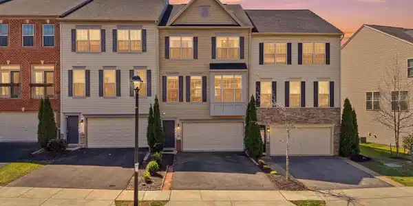 876 NANCY LYNN LANE