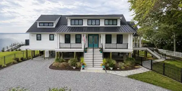 712 BAY DRIVE