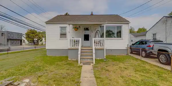 900 RENFREW STREET