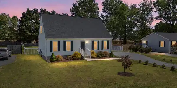 221 APPLE LANE