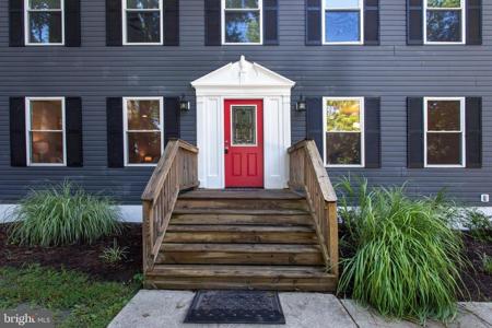 239 NEWTOWN