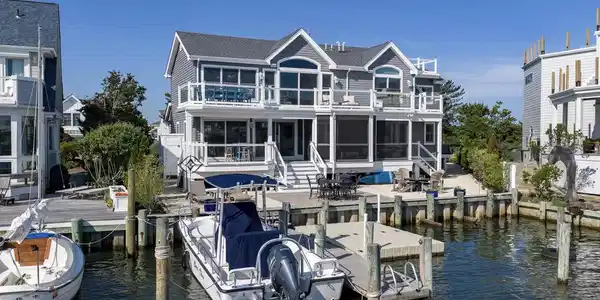 45 BUCKINGHAM AVENUE
