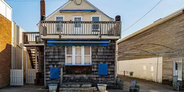 827 BAY AVENUE