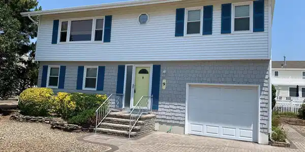 9 W HOLLYBANKS LANE