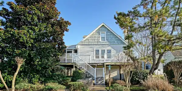 6 DELMAR AVENUE