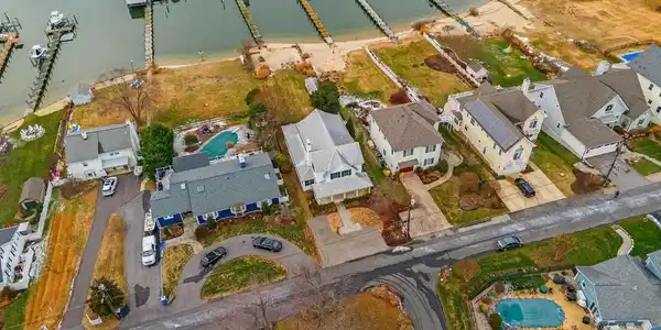 3728 BAY DRIVE