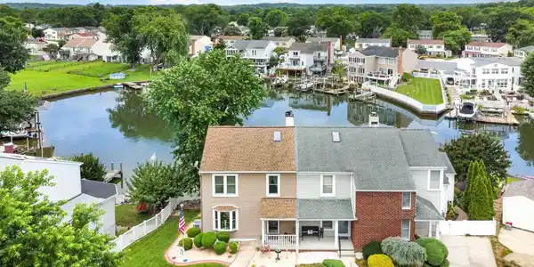 124 RAVENSWOOD COURT