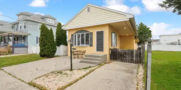 107 W WISTERIA ROAD