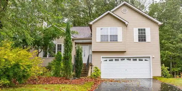53 BLOOMINGTON LANE