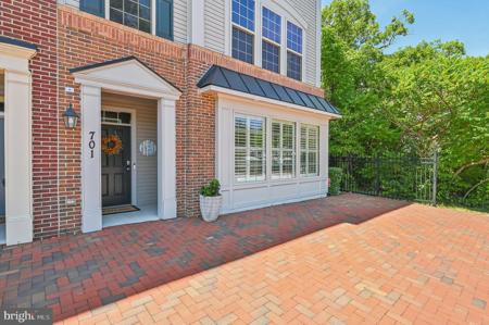 701 SKIPPERS LANE