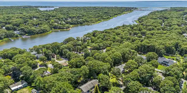 Image 2: 251 acapesket rd - 044